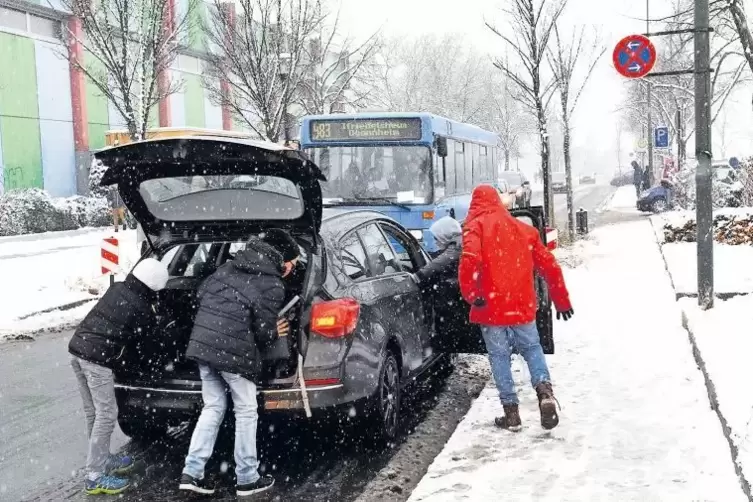 Schneefälle sorgten gestern Morgen für Unordnung auf den Straßen. Im Schulverkehr fielen Busse aus. Eltern brachten ihre Kinder 