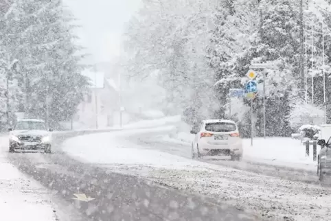 Ein Wintermärchen, wenn auch nicht für Autofahrer: das verschneite Hohenecken gestern Vormittag.