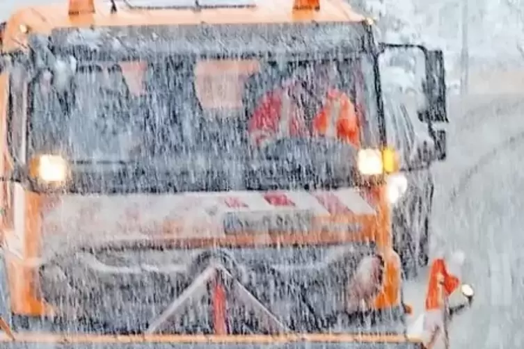 Da kommt der Streuwagen: F&uuml;nf Fahrzeuge hatte der Winterdienst gestern im Einsatz.