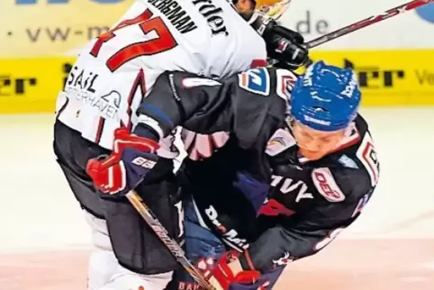 Carlo Colaiacovo (Adler, vorne) im Duell mit Wade Bergman.