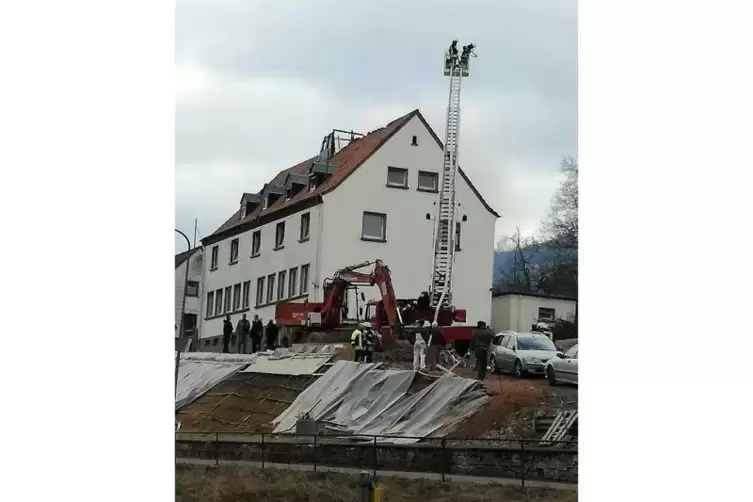 91-94946701_aktuell_brand_altes_schulhaus_wolfstein_polizei.jpg