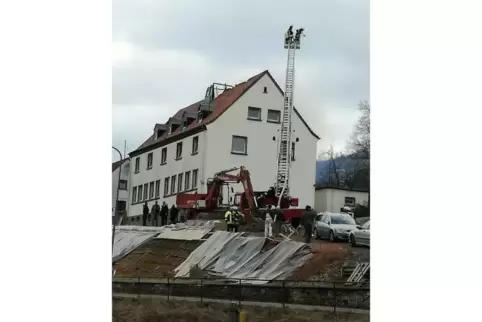 91-94946701_aktuell_brand_altes_schulhaus_wolfstein_polizei.jpg
