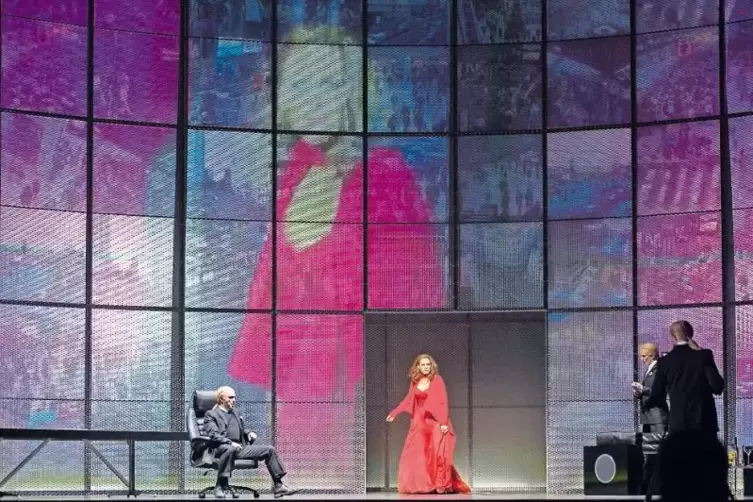 Szene aus dem zweiten Akt der „Tosca“ mit Kristine Opolais als Tosca und Scarpias Schergen. 