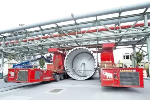 Mit einem Durchmesser von fünf Metern passt diese Kolonne nur knapp unter der Rohrbrücke durch.