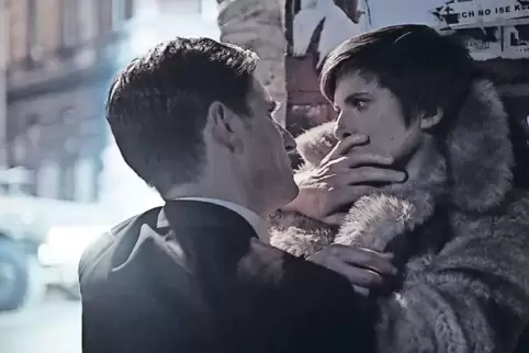 In einem eiskalten Wien spielt Clemens Schick den Versicherungsagent Vincent Baumann (hier mit Lena Lazemis als Aktivistin Lisa 