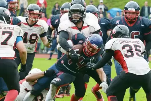 91-97063026_football1.jpg
