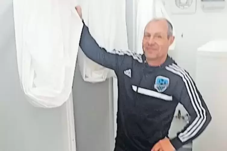 Roos hat als Provisorium einen Sanit&auml;rcontainer aufstellen lassen. Alle Duschen funktionieren.