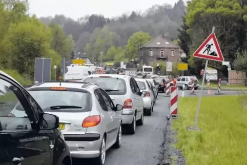 Staus sind auf der B 427 in Dahn-Reichenbach seit Wochen an der Tagesordnung. Denn dort kommen mehrere Bauprojekte zusammen, so 