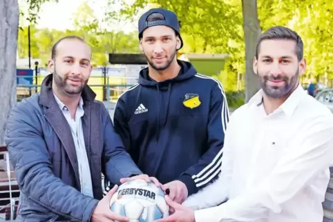 Fußball-Drillinge: die Brüder Firas, Jawad und Rami Zein (von links) auf dem Gelände des FV Dudenhofen.