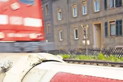 Die Lärmimmission durch Züge kann für Anwohner ebenso belastend sein wie der Geräuschpegel des Motor- und Luftverkehrs.