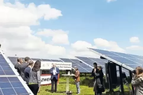 Einst Mülldeponie, jetzt Solarpark: Landrat Hans-Ulrich Ihlenfeld übergibt in Ellerstadt mit den Betreibern die neue Photovoltai
