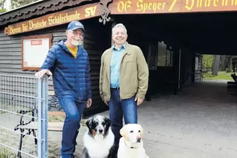 Hundeliebhaber: (von links) Vorsitzender Wilhelm Münch und sein Stellvertreter Michael Kreitner mit Spencer und Maja vor dem Ver