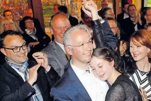 Die pure Freude nach dem Wahlsieg: der künftige Landrat Rainer Guth wird von seiner Tochter Greta und seiner Frau Angelika geher