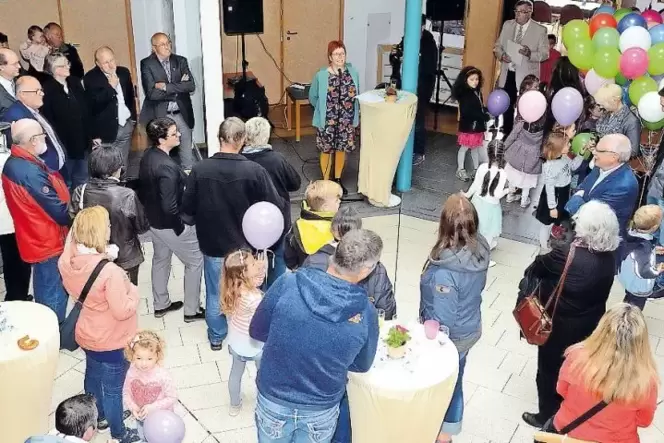 Improvisationstalent gefragt: Wegen des Regens musste die Feier zum 50. Jubiläum des protestantischen Kindergartens ins Winnweil Improvisationstalent gefragt: Wegen des Regens musste die Feier zum 50. Jubiläum des protestantischen Kindergartens ins Winnweil