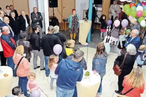 Improvisationstalent gefragt: Wegen des Regens musste die Feier zum 50. Jubiläum des protestantischen Kindergartens ins Winnweil