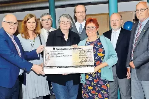 Spende für den protestantischen Kindergarten Winnweiler: Einen Scheck über 500 Euro hat Frauenkreis-Vorsitzende Regina Mayer-Oel