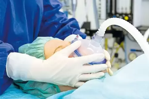 Eine Patientin wird mit einer Narkose auf die Operation vorbereitet. Lieferschwierigkeiten der Pharmaindustrie führen derzeit zu