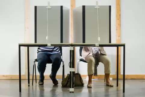 Symbolbild_Wahl_Wahlkabine_DPA.jpg