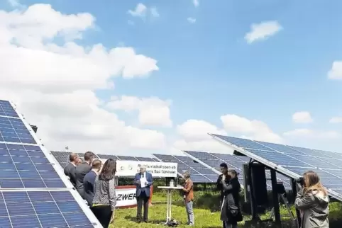 Einst Mülldeponie, jetzt Solarpark: Landrat Hans-Ulrich Ihlenfeld in Ellerstadt mit den Betreibern der neuen Fotovoltaikanlage.