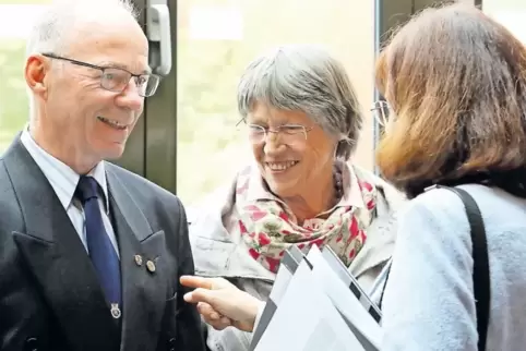 Da kommt die Ehrennadel des Landes hin: Rolf Beppler mit seiner Frau Gerda und SÜW-Landrätin Theresia Riedmaier gestern im Kreis