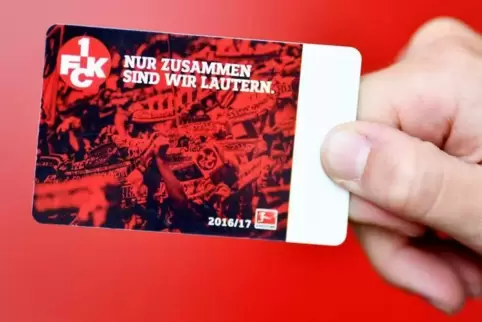 FCK-Fans können gegen Nürnberg auf dem Betze nicht mit ihrer Justpay-Karte bezahlen.  Archivfoto: dpa