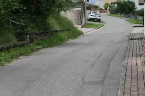 Die Wengelsbacher Straße in Schönau ist in schlechtem Zustand. Darüber herrscht Einigkeit. Umstritten ist im Ort jedoch vor alle