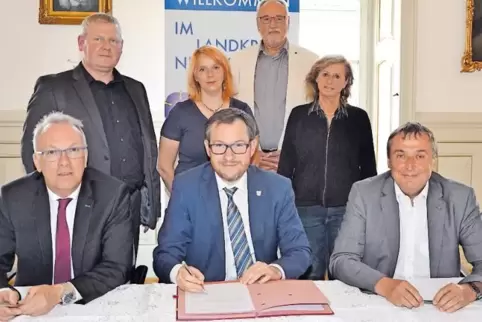 Unterschrift: Von links die Landräte Udo Recktenwald (St. Wendel), Sören Meng (Neunkirchen) und Theophil Gallo (Saarpfalz). Dahi