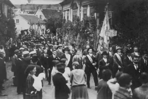 Der Chor 1927 beim Umzug zum 80-jährigen Stiftungsfest.