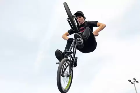Kommt ein Fahrrad geflogen ... Auf diesem Symbolfoto testet ein junger Biker seine Künste auf einem abgegrenzten Parcours. In Wa