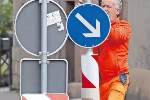Große Gebotsschilder werden gegen kleinere ausgetauscht, um mehr Zentimeter zu gewinnen: eine Reaktion auf die Probleme in Impfl