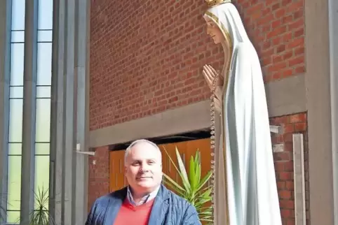 Diakon Claudio Caetano mit der Marienfigur, die ihren Platz in St. Konrad hat.