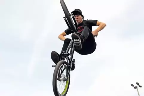 Kommt ein Fahrrad geflogen ... Auf diesem Symbolfoto testet ein junger Biker seine Künste auf einem abgegrenzten Parcours. In Wa