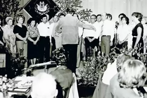 Seinen ersten großen Auftritt hatte der gemischte Chor 1977 bei der feierlichen Einweihung des Dorfgemeinschaftshauses.