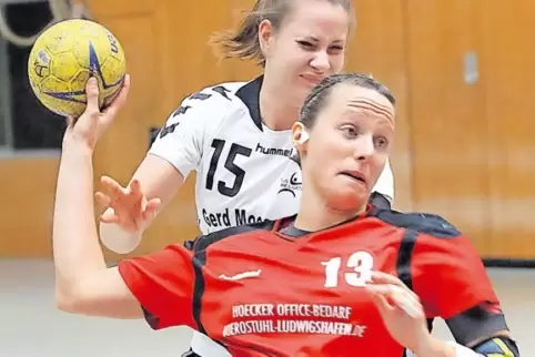 Jetzt zählt’s: Waldsees Julia Barth (am Ball) gegen Heiligenstein.