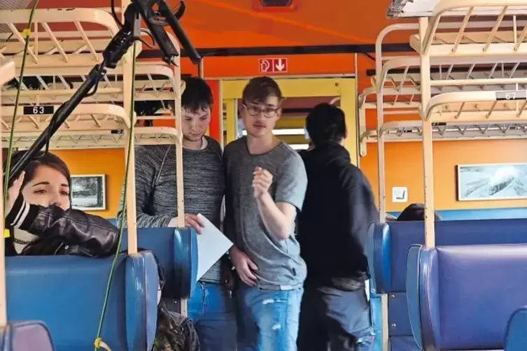 Dreh im Regionalzug (von links): Boom-Operator Ksenia Cherkashina, Lukas Weishaar und Kameramann Tobias Bosseck ...