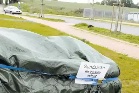Der Wetterbericht kündigt für das Wochenende Gewitter an. Die Sandsäcke liegen schon bereit.