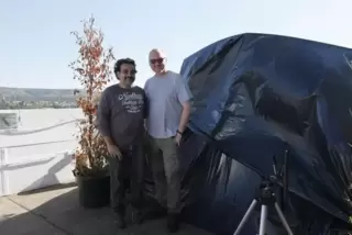 Kairo trifft auf Kaiserslautern: Hamdi Reda und Jörg Heieck vor ihrem Fotozelt auf der Rathausterrasse im 21. Stockwerk, das auc