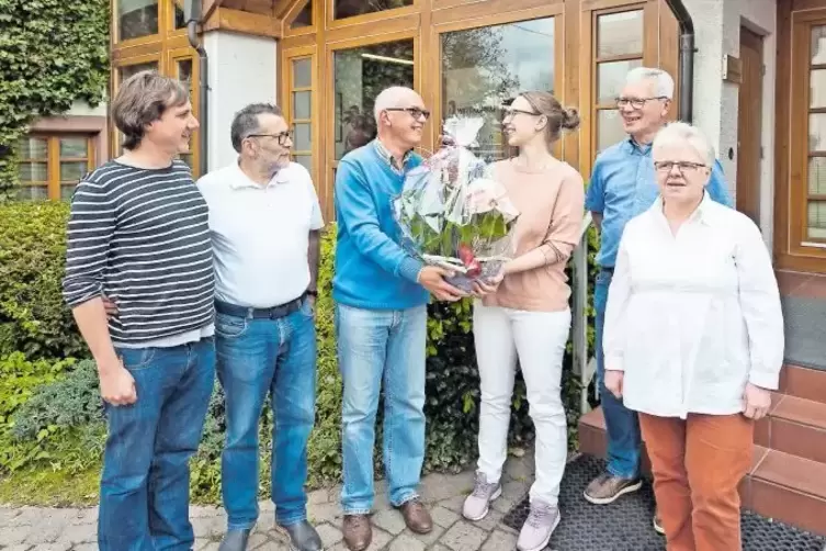 Blumen vom Bürgermeister: Hans Norbert Anspach (Mitte) übergibt den Gruß der Gemeinde an (von links) Julian Müller, Lothar Mülle