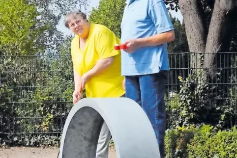 Da lief es noch rund auf dem Platz: das Pächter-Ehepaar Haßlocher auf der Dürkheimer Minigolfanlage.