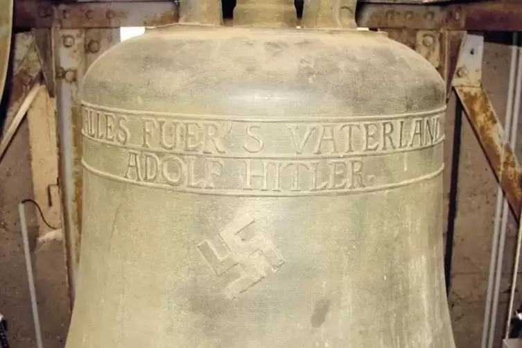 „Alles fuer’s Vaterland – Adolf Hitler“: Bis heute ist die Glocke aus dem Jahr 1934 im Einsatz. Eigentümer ist die Gemeinde Herx