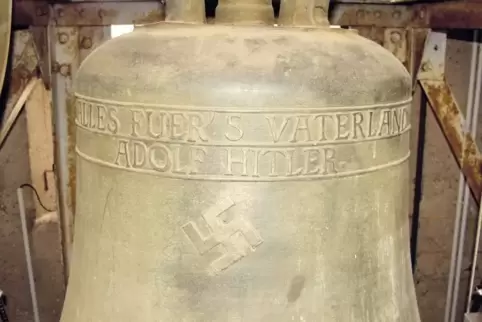„Alles fuer’s Vaterland – Adolf Hitler“: Bis heute ist die Glocke aus dem Jahr 1934 im Einsatz. Eigentümer ist die Gemeinde Herx