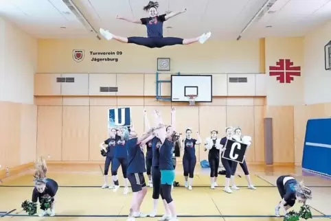 Bei den Jägersburger Cheerleadern geht es hoch hinaus. Damen sind in der Mehrheit, aber auch der eine oder andere Herr ist dabei