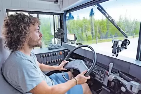 Im Fokus des Films „Expedition Happiness“ sind vor allem die Reisenden selbst: Felix Starck am Steuer seines umgebauten Busses.