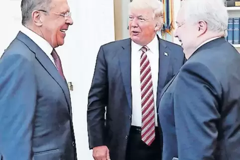 Gut gelaunt: (von links) Sergej Lawrow, Donald Trump und Sergej Kisljak.