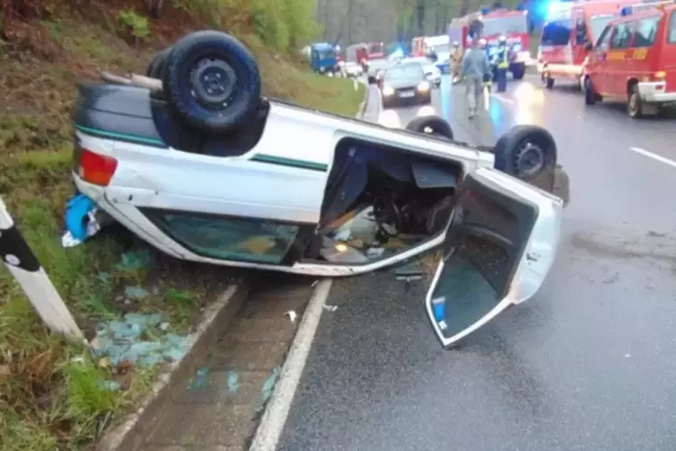 Während der Unfallaufnahme war die B270 voll gesperrt. Foto: Polizei