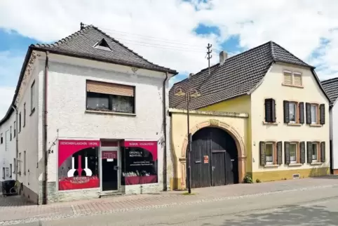 Diese beiden Häuser in der Heßheimer Hauptstraße sollen Platz machen für Mehrfamilienhäuser. Der Torbogen muss stehen bleiben.