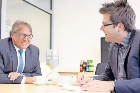 Handwerkskammer-Hauptgeschäftsführer Ralf Hellrich (links) erzählt RHEINPFALZ-Redakteur Andreas Ganter im Ludwigshafener Berufsb