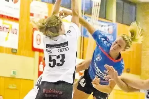 Christina Völker (in Blau) ist die erfolgreichste OBZ-Schützin in dieser Runde. Christian Hörner, der künftige Trainer, hatte si
