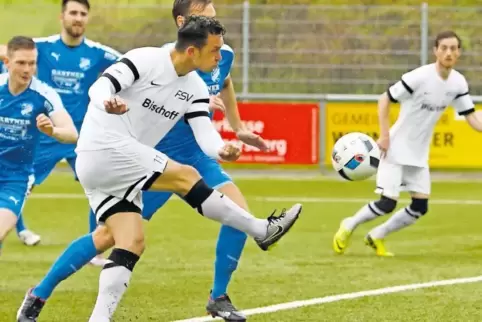Schoss bei der 2:5-Niederlage im Hinspiel in Speyer für den ASV beide Tore: Lukasz Dreger (vorne).