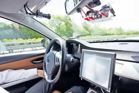 Beim autonomen Fahren zeichnet ein Datenspeicher auf, wer wann am Steuer war: der Fahrer oder das System.